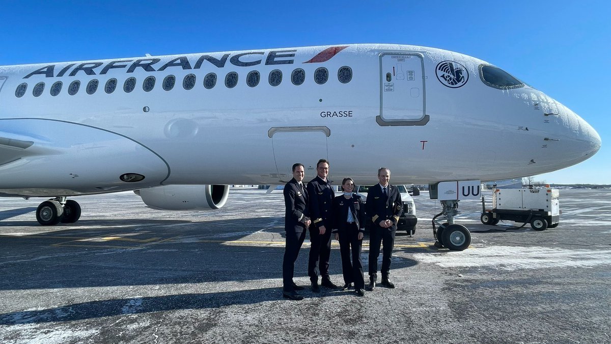 🇫🇷 Bienvenue à « Grasse », le 20e Airbus A220-300 d’Air France.

Immatriculé F-HZUU, l’avion est sorti des chaînes d’assemblage d’Airbus à Mirabel (Québec) et s’apprête à rejoindre Paris-Charles de Gaulle avec entre autre @patricefnk aux commandes.

▫️Il effectuera son premier