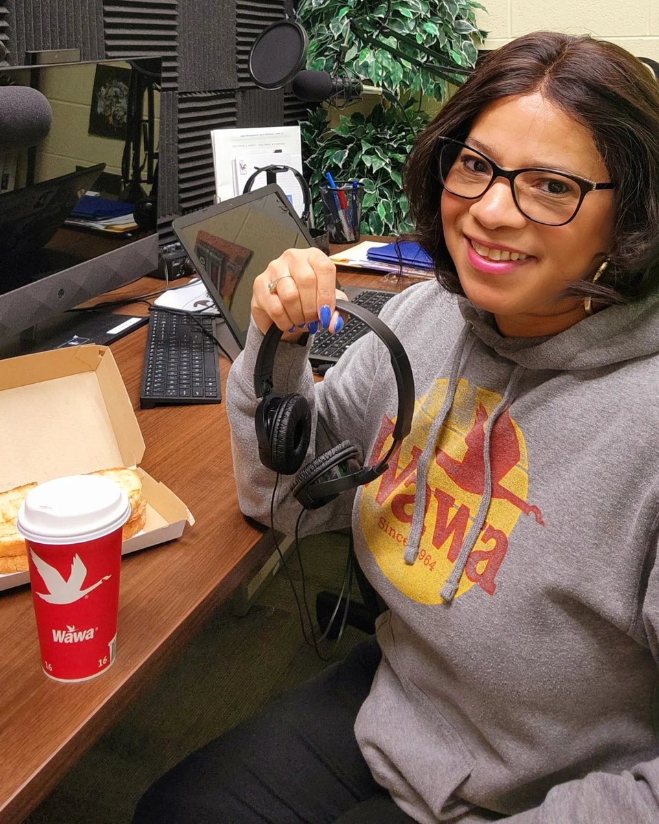 DelawareBlogger's tweet photo. I am back in the podcast studio at H.O.M.E.
🎙
But 1st gotta have my @Wawa Coffee and Breakfast Panini!
🎧
How did you start your day?

#coffee #wawa #panini #podcast #podcastlife #podcaster #podcaststudio #DelawarePodcaster #DelawareBlogger #AfricanAmericanPodcaster #boomer https://t.co/bEOqqJ45X9