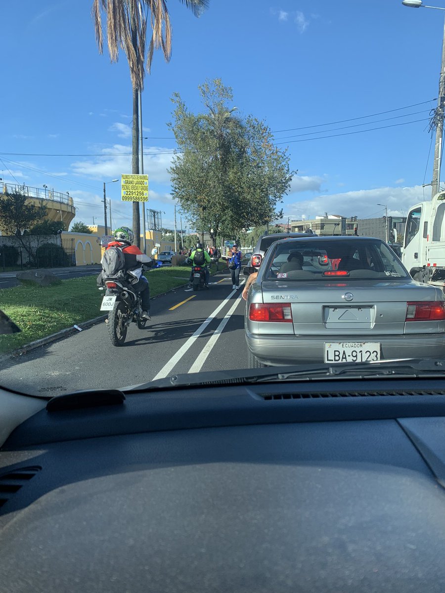 ChipSite's tweet photo. @MunicipioQuito @santiguarderas es irónico que la nueva vía del ciclista sea usada más por ventas ambulantes y motos. Ni una sola bici he visto en los 15 minutos q ahora tarda cruzar de la Y a la Plaza de toros. Linda su solución vial.. lindaff.. lindíiisima 😡 https://t.co/AFQNKrins0