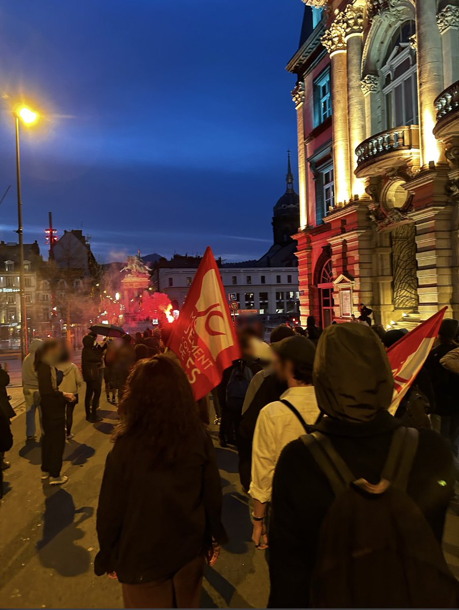 MJCF_63's tweet photo. Nous étions ce soir présent pour lutter contre les #ViolencePolicieres a l’appel de la @ConfPaysanne devant la préfecture de Clermont puis en manifestation. 
Une pensée particulière au collectif @cjvpourwissam qui se bat depuis 12 ans pour faire reconnaître le meurtre de Wissam. https://t.co/4MdFtR5Xd7