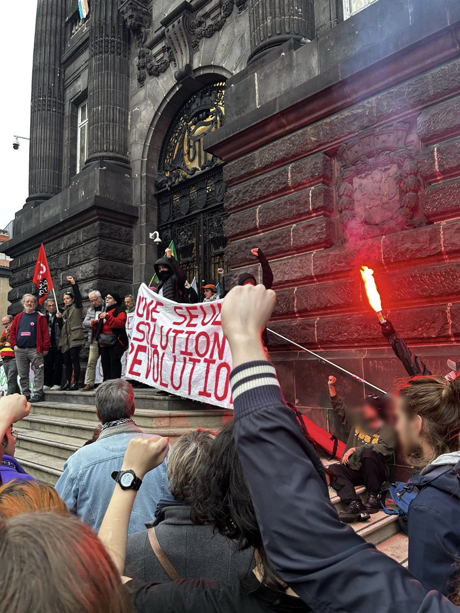 MJCF_63's tweet photo. Nous étions ce soir présent pour lutter contre les #ViolencePolicieres a l’appel de la @ConfPaysanne devant la préfecture de Clermont puis en manifestation. 
Une pensée particulière au collectif @cjvpourwissam qui se bat depuis 12 ans pour faire reconnaître le meurtre de Wissam. https://t.co/4MdFtR5Xd7