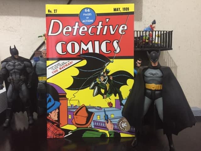 Nightwing_six's tweet image. Esta foto la saqué cuando se cumplieron 80 años de Batman y por fin pude obtener mi copia del afamado Detective Comics 27, el cual por años se me estuvo escapando… gracias #BillFinger y #BobKane por este enorme personaje #Batman #dccomics #dc
