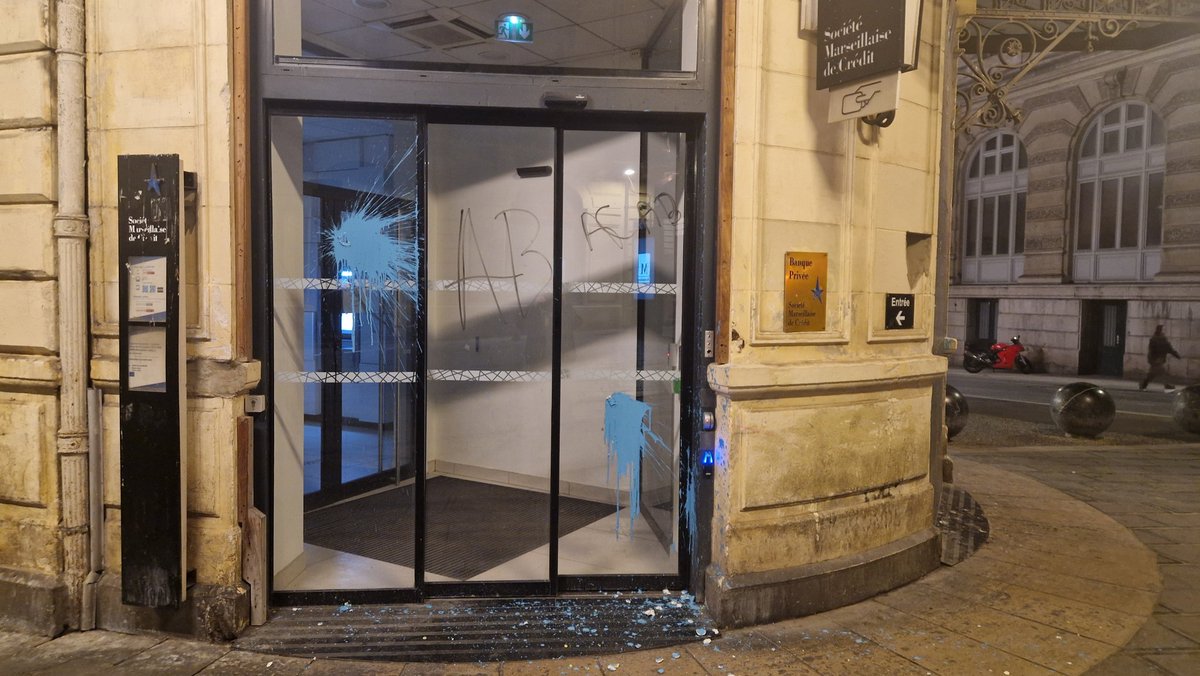 Lyxilion's tweet photo. #montpellier dégradation sur la façade d'une banque https://t.co/bcSXh683nl