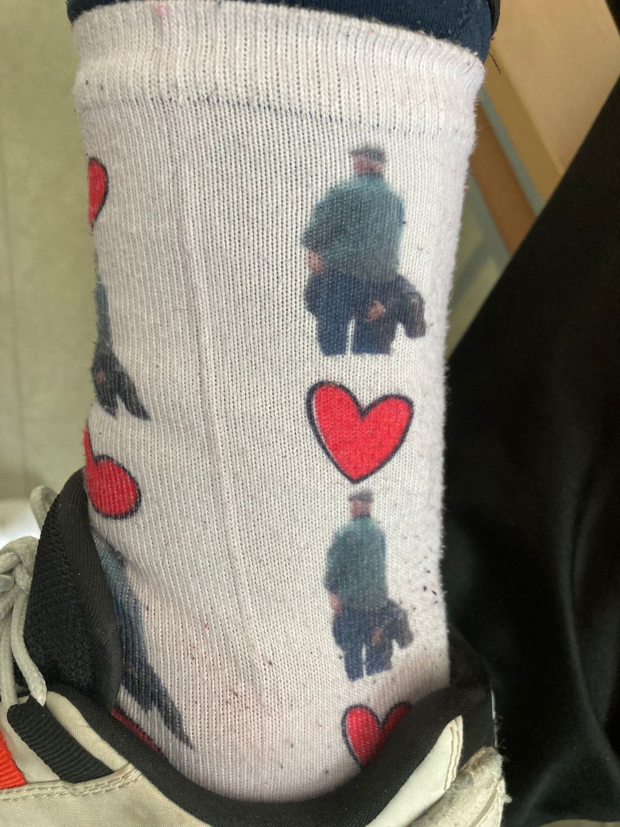 JaviRouxss's tweet image. Yo tampoco sé quienes son, pero me hice unos calcetines con ellos.