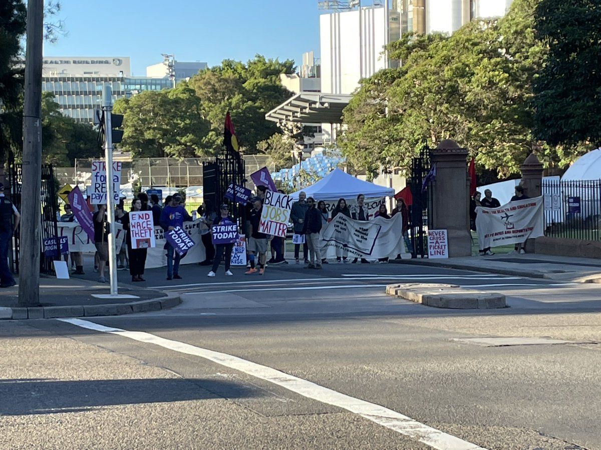 Strong picket lines at Ross St for #usydstrike @NTEUnion