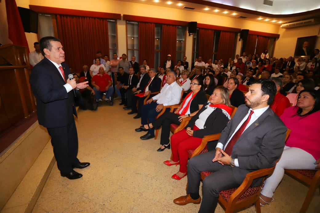JoseRoberttipy's tweet photo. Aunque nos persigan y quieran a toda costa su renuncia, les decimos que nuestro apoyo al Presidente del Partido @Horacio_Cartes como republicanos que somos es irresctricto, la voluntad popular se respeta, porque Vox populi, vox Dei. 
A un mes de la victoria. Firmes contigo Pdte. https://t.co/g3zPjyxM5A