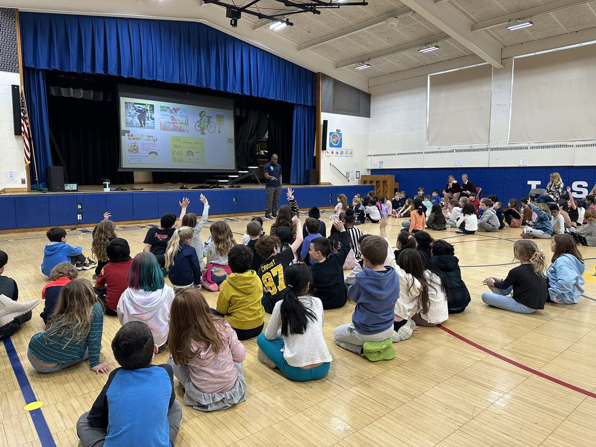 MrsBernalGrade2's tweet photo. Thank you to Officer Beamon for teaching our students about safety at the LEAD assembly today! https://t.co/ysGdTVPRkB