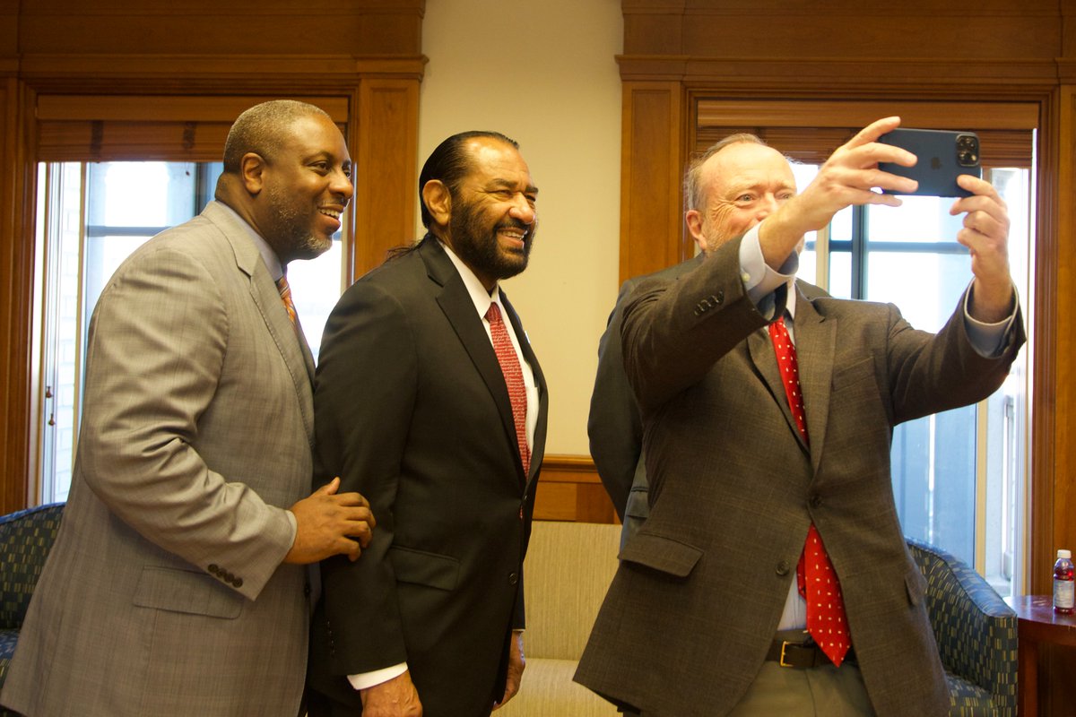 GeorgetownLaw's tweet photo. #GeorgetownLaw is proud to host the @ABA_CRSJ Economic Justice Summit, a convening of lawyers, activists &amp; policymakers to formulate solutions to our country’s economic disparities. Day 1 📷 feat. profs @peterbedelman &amp; @aplerhoples, @RepAlGreen &amp; a #selfiemoment w/ Dean Treanor! https://t.co/xBCPbj0tJl
