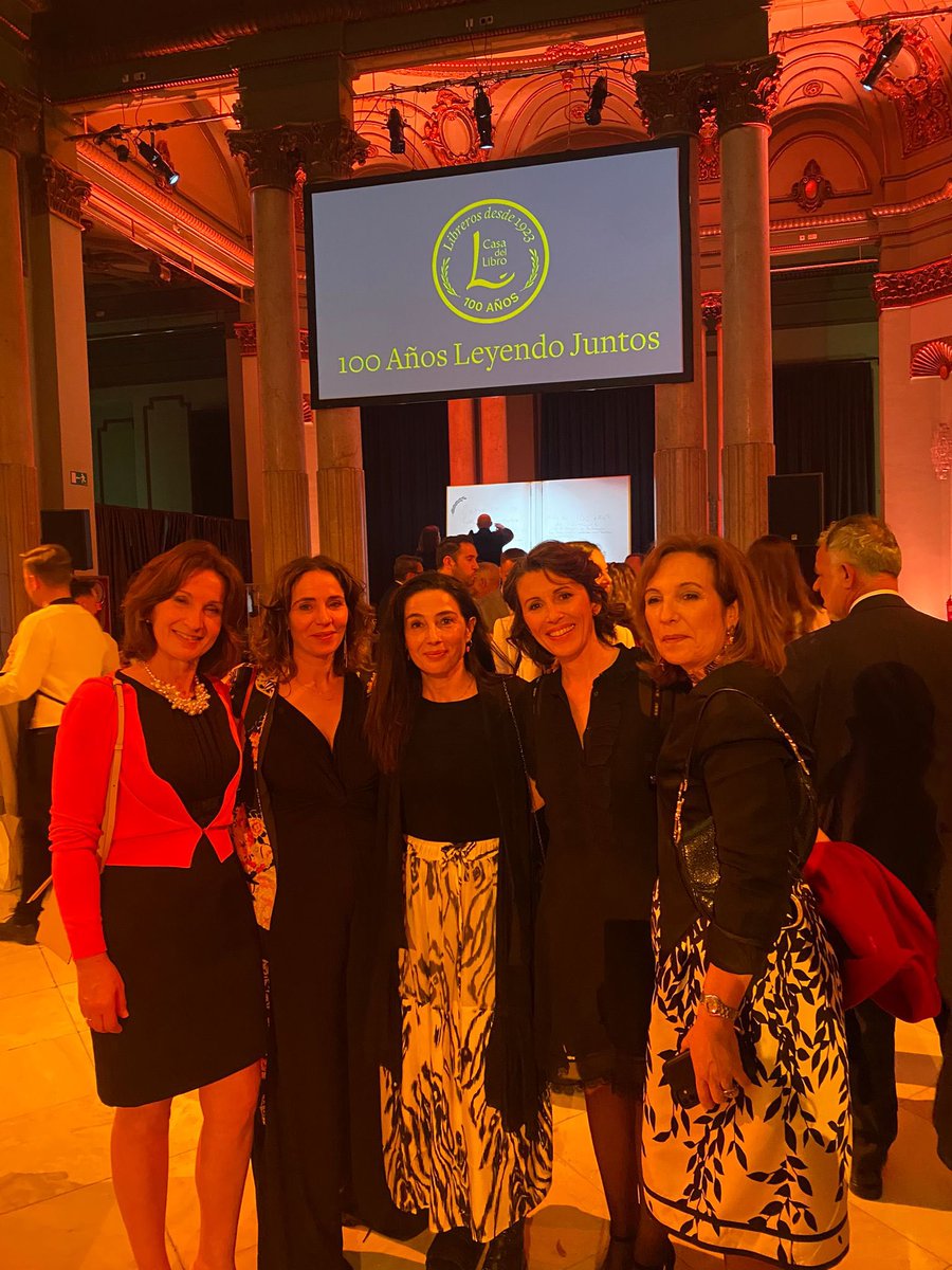 Con mis queridas @PalomaSGarnica, @AngelaQuintas, @crislopezbarrio y @reyescaldern1 ❤️📖 #100AñosLeyendoJuntos @casadellibro @edit_planeta @Planetadelibros