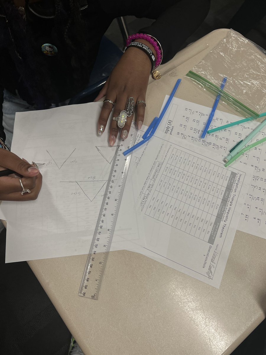 AskAikenMath's tweet photo. Exploring triangle inequality theorem during extended day. These are not straws they are “triangle sides” #math #extendday @spmeagles @fgoodwin022 https://t.co/I5EpIpVYpb
