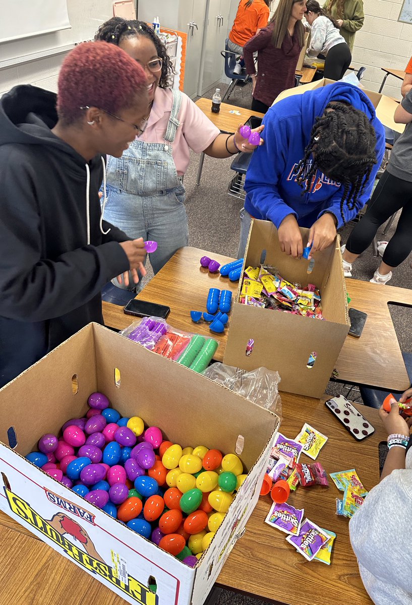 PVSoftballGA's tweet photo. Team 30 is getting ready to play Easter Bunny for the Parkview community! Thank you to all who supported our program through this fundraiser. #Team30 #EggMyYard https://t.co/GkIontHzlJ