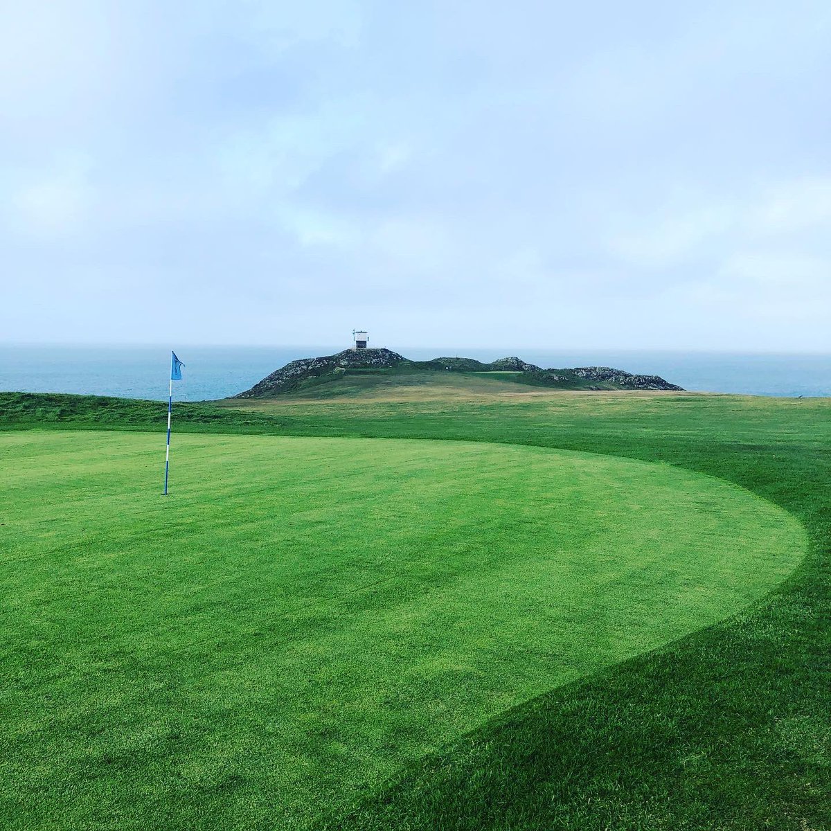 clicgear's tweet photo. Finally able to visit @NefynGolfClub today and it’s definitely even higher up on the bucket list.  A really unbelievable course and stunning part of Wales.  Members here must be incredibly good golfers.  #golfwales https://t.co/yx9m7SKhFM