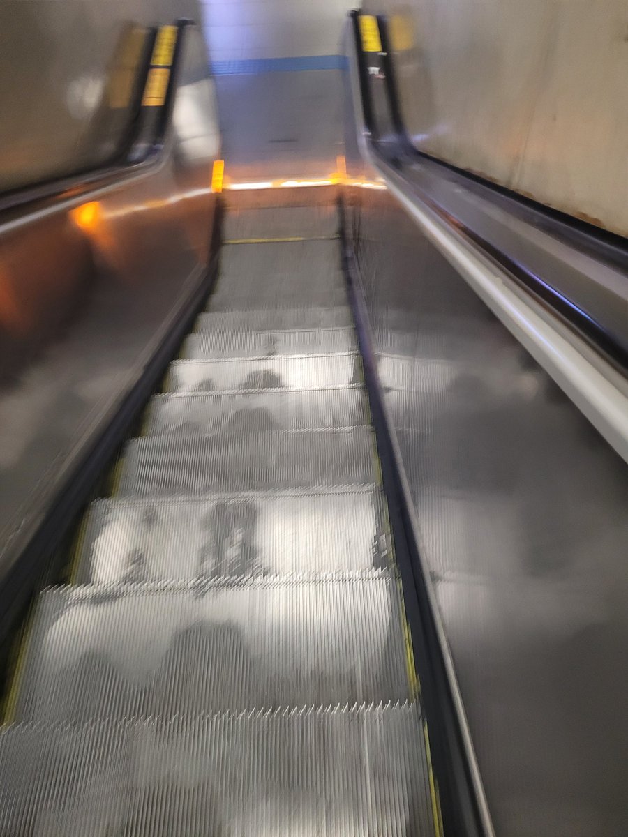 kayque2105's tweet photo. Boa tarde bom mais uma vez venho aqui informar que a escada rolante da estação Tamanduatei está desligada será que é por controle de fluxo agora as 18:26 mas pq quando e mais tarde elas estão ligadas novamente

@FalaMetro @metrosp_oficial @SPSobreTrilhos @L10CPTM @DatenaOficial https://t.co/Rviab3nHc5
