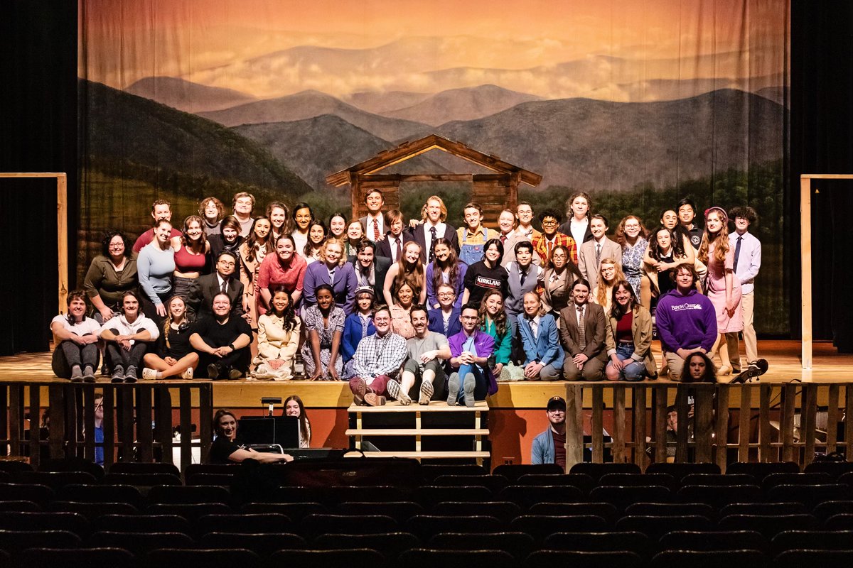 fenwickfriars's tweet photo. This weekend = LAST CHANCE to see the Blackfriars Guild production of the musical "Bright Star," directed &amp; choreographed by pro performer and #FenwickFriars alumnus Bobby Pieranunzi '96! TICKETS: https://t.co/EeLV7Zik0N (Production photos courtesy of @timestopsphotography.) https://t.co/hB4HNbCOc6