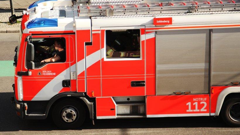 BM_Polizei's tweet photo. Unbekannte haben in Schöneberg Materialien der Berliner Feuerwehr entwendet. Das Spezialwerkzeug ist bei Clans beliebt. https://t.co/6wGFXJfXh7 https://t.co/pWF5kEFH30