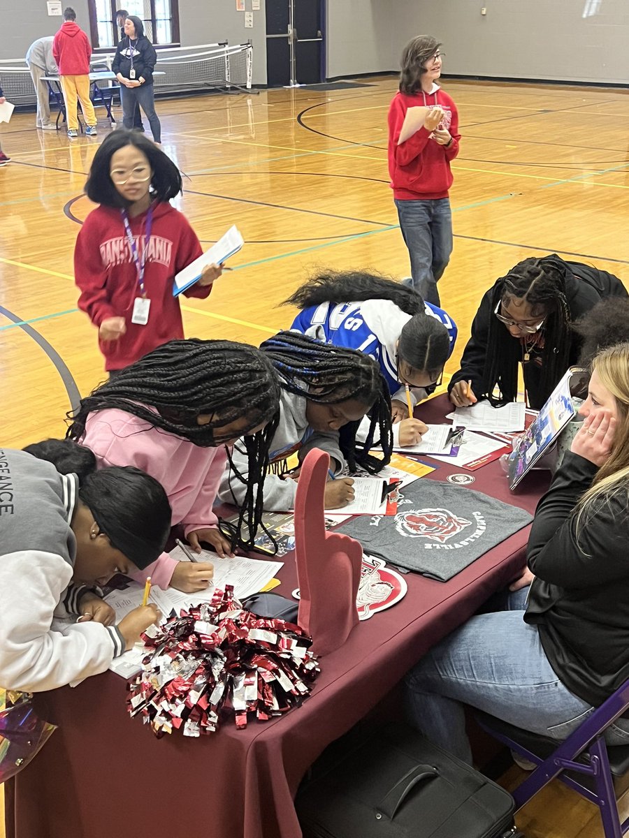 AmyStrite's tweet photo. 1st Annual @barretjcps  College and Career Fair is in the books! Ss were so engaged! Thanks to @jamie_issis for making this happen! Thanks to the amazing scholars at @OlmstedNorth for joining us! What a way to spend the last day before break! #TheBarretWay #TheHill https://t.co/GXLKbcXMYn