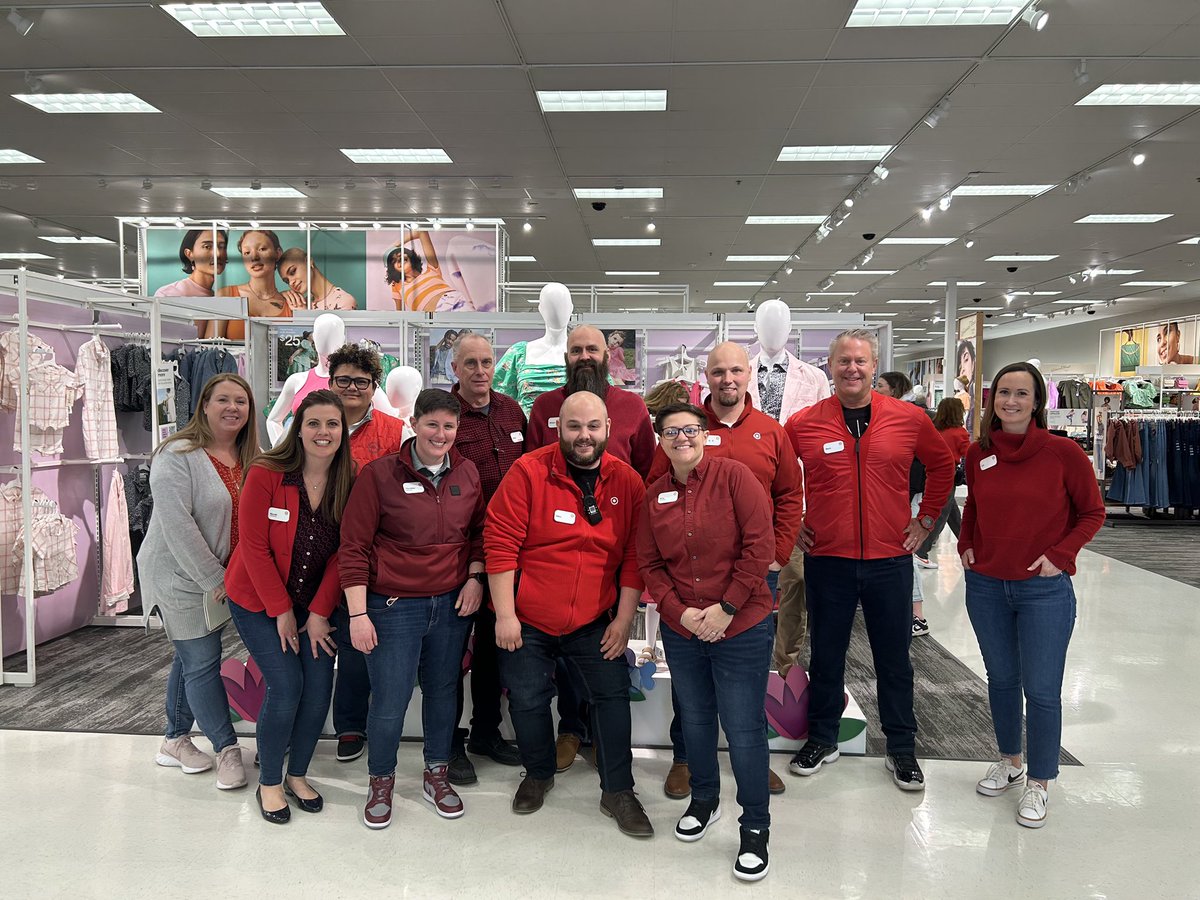 Teams in Maine are focused on the Guest Experience High 5!  Looking good T1338!