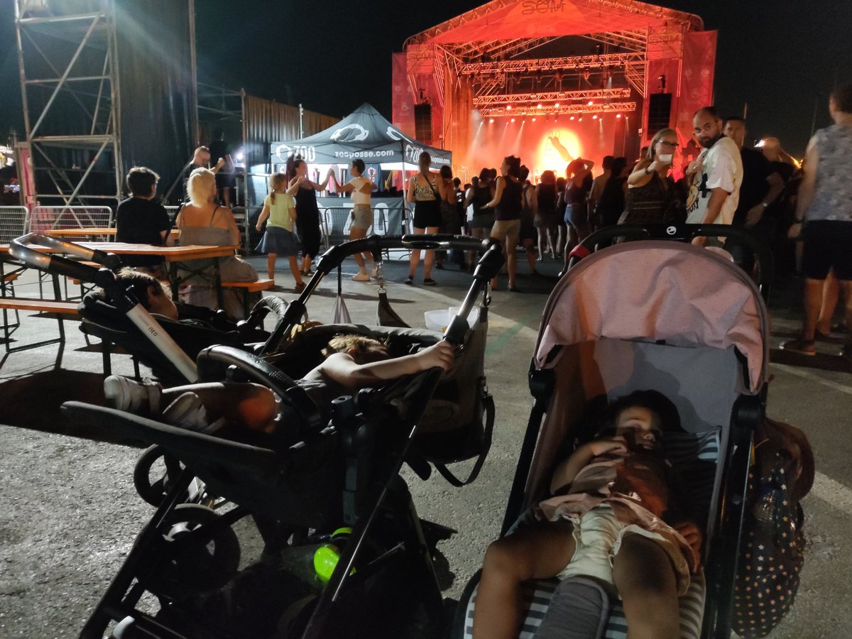 pablo_ponsf's tweet photo. @apunt_media #ZooÀPunt Com va passar al Grau de Castelló, els xiquets s'han adormit. Diuen que el proper concert de @panxzoo1 @ZooPosse no se'l volen perdre #llepolies #tobogan #joadoctrine https://t.co/2l2PHLr9up