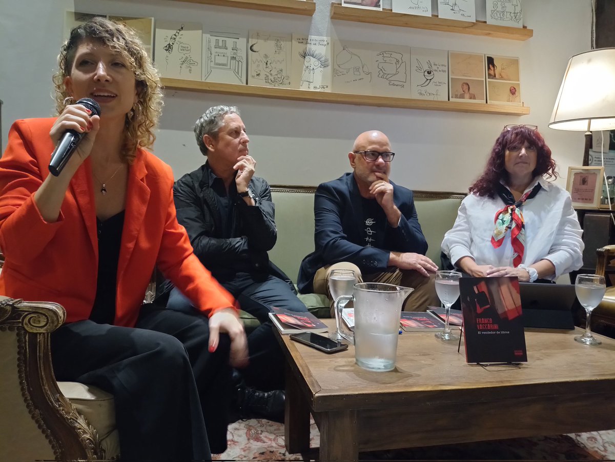 En la presentación del libro "El vendedor de libros" de <a href="/francovaccarini/">FRANCO VACCARINI</a> , presentan <a href="/leoysubrayo/">Guillermo Martínez</a> y <a href="/ce_repetti/">Ce</a> . Libro nuevo en editorial nueva Buena Cosecha, de Luciana Villegas. Estamos todos los del club LIJ (pero no es LIJ, eh).