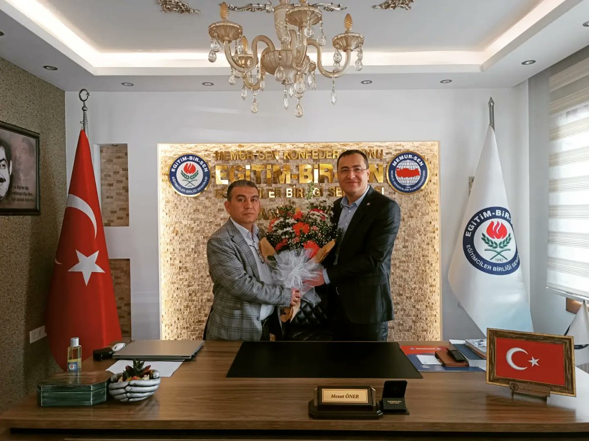 mesutoner45's tweet photo. 08 Nisan 2016'dan beri büyük bir onur ve gururla taşıdığım Eğitim-Bir-Sen Manisa Şube Başkanlığı bayrağını Şube Sekreterimiz Halil Kallat kardeşimize devrettim.

Kendisine ve Yönetim Kurulu 'na bu önemli görevde muvaffakiyetler diliyorum.

Hayırlı, mübarek olsun. https://t.co/uX4rHWpBA1