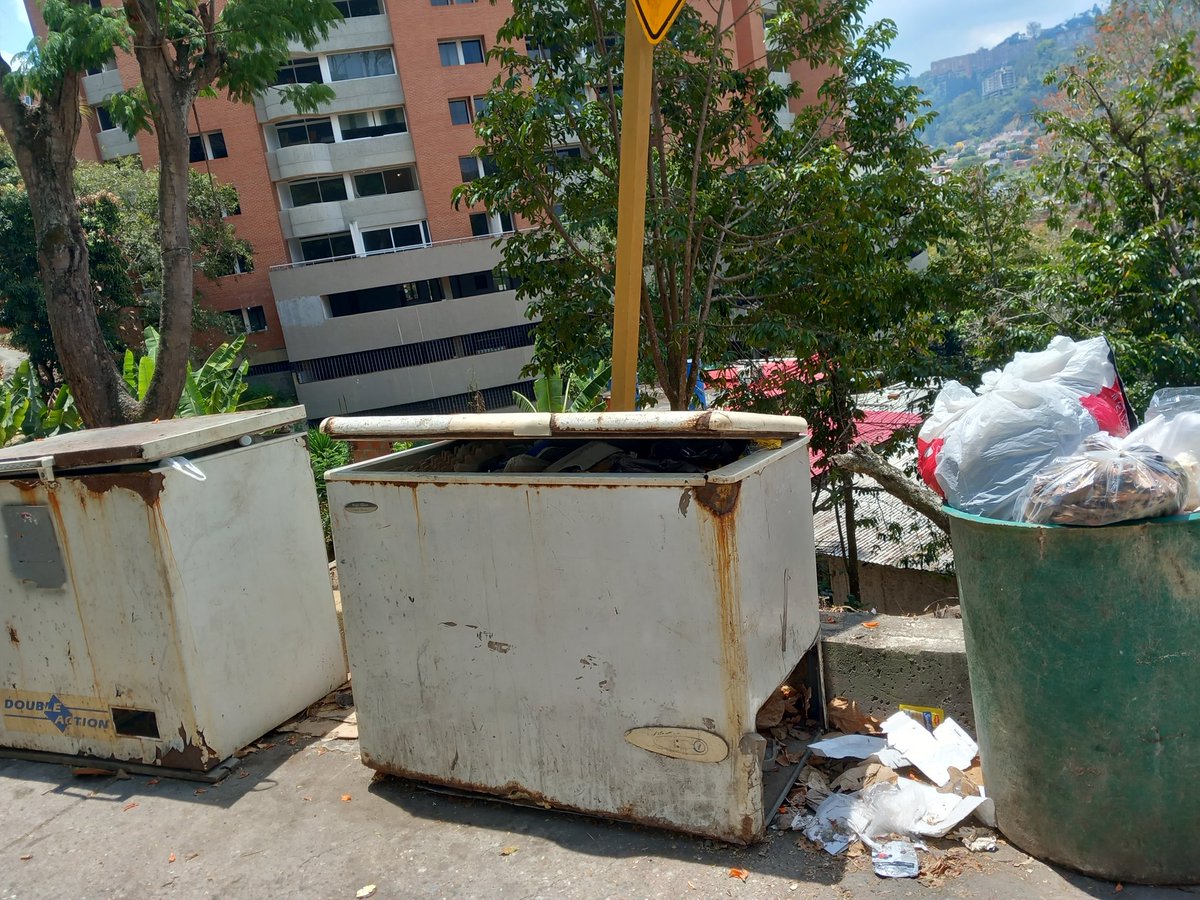 <a href="/eliasayegh/">Elías Sayegh</a> <a href="/ElHatillo/">Alcaldía El Hatillo</a> Estimado Alcalde. En la zona de la trocha del sector El Cigarral han colocado dos congeladores ruinosos y los están usando como contenedores de basura. Eso le da un aspecto espantoso a esa zona que es muy transitada. Urge retirarlos. Incluyo fotos.