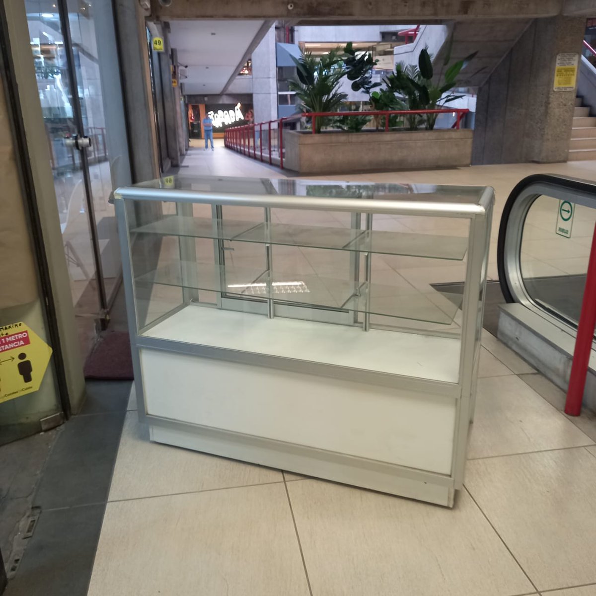 LightCakes's tweet photo. Vendo 2 Vitrina de vidrio, aluminio, melamina 1.20 mt x 0.40 mt x 1.00 mt de alto. Repisas de vidrio y puertas correderas. Espacio inferior para guardar, con puertas correderas. Puertas con llave. Poco uso. Cada una $120.000. Las dos por $200.000. Pago en efectivo. https://t.co/E5ToOCrMEl