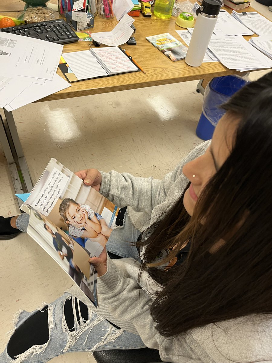 HollySawyerESL's tweet photo. 2 Ss in 2 separate classes independently picked up the @SDLBACK SEL sample โProblem Solvingโ from my desk. โI understand!โ โThis is a good book and I can read it!โ An engaging, accessible text! Thank you to Saddleback! & Ty @emilyfranESL for highlighting them with your HS #ELs! https://t.co/uY6hAlBLCZ