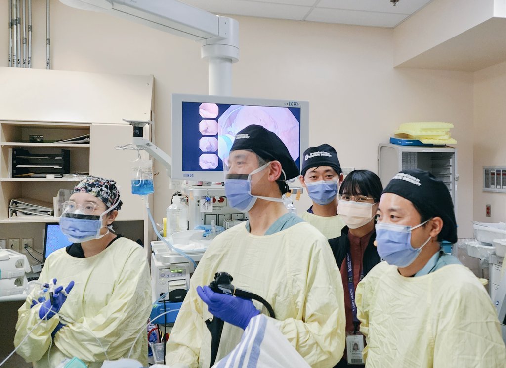 The one and only Dr. Naohisa Yahagi, here at St. Michael's Hospital today, performing a difficult duodenal ESD at the 34th International Course on Therapeutic Endoscopy.

@SMH_GI <a href="/UofTGastroHep/">University of Toronto Gastroenterology+Hepatology</a> @GaryMayEndo <a href="/Samir_Grover/">Samir C. Grover, M.D.</a> <a href="/jmosko29/">Jeff Mosko</a> <a href="/CTeshima/">Chris Teshima</a> 

#GITwitter
#MedTwitter
#TTEC2023