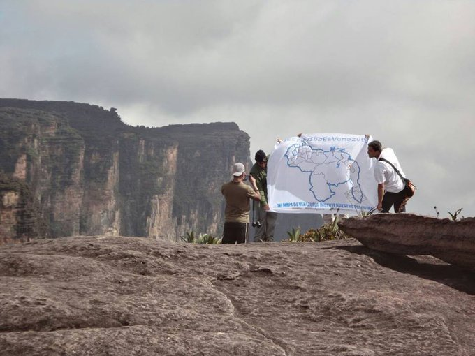 Ya hemos ondeado nuestro Mapa en la zona correspondiente al Territorio Esequibo en nuestro Majestuoso Roraima.... muy pronto lo haremos nuevamente! #EsequiboEsVenezuela #31Mar #MiMapa