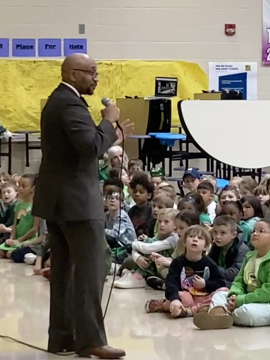 dr_mjacksonplsd's tweet photo. I want to say thank you to Toll Gate Elm. School @tollgateelemen1 and Darren Drake for inviting me to be the Community Career Exploration speaker for the over 700 students and parents in attendance! Their new global flags look amazing! @PLSD @PlsdSupt @AlesiaGillison @lkellyplsd https://t.co/DiluaVsWsr