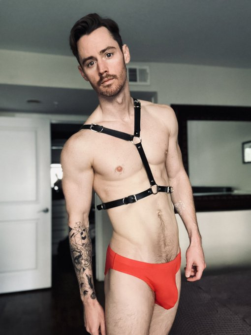 Can you hand me that rope? 😏 https://t.co/AiHYJVz6AR<a href="/tag/shibari"class="tags"><span>#shibari</span></a><a href="/tag/ropeart"class="tags"><span>#ropeart</span></a>