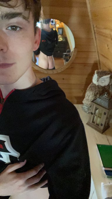 why the only mirror with sunlight in this house gotta be so SMALL. oh well https://t.co/xjhBYJ4LRI