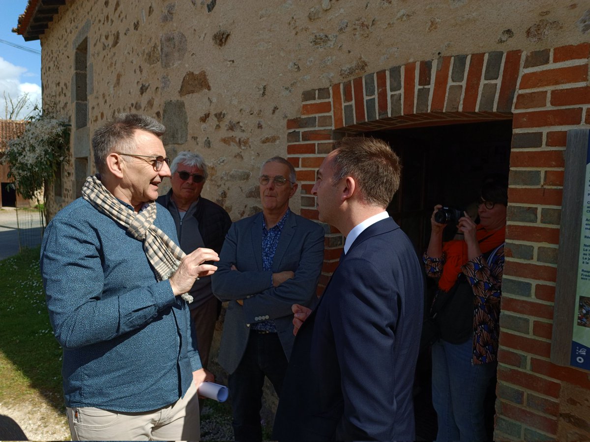 CPA_Lathus's tweet photo. Le préfet de la Vienne Monsieur Jean-Marie GIRIER nous a rendu visite cet après-midi au CPA Lathus. Une occasion pour l’équipe de lui faire découvrir nos espaces, nos lieux d’activités, de lui présenter nos projets.  

#prefet #cpalathus #vienne86 https://t.co/qlZTLIpWly