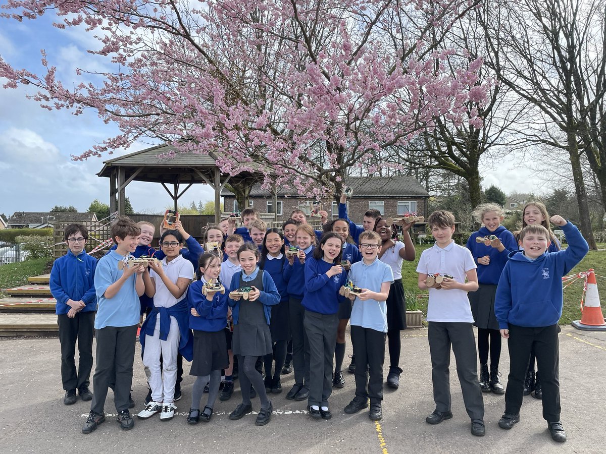 Dosbarth Chwech enjoying the signs of spring. Happy Easter to everyone. <a href="/brynderiprimary/">brynderiprimary</a> <a href="/BrynDeriPTA/">Bryn Deri PTA</a>