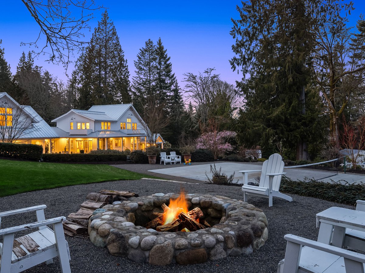 😍SWOON✨

This Bainbridge Island authentic modern farmhouse estate has so much to love.

Represented by Maggie Ecklund.

📲 View the complete listing details at 2048791.rsir.homes