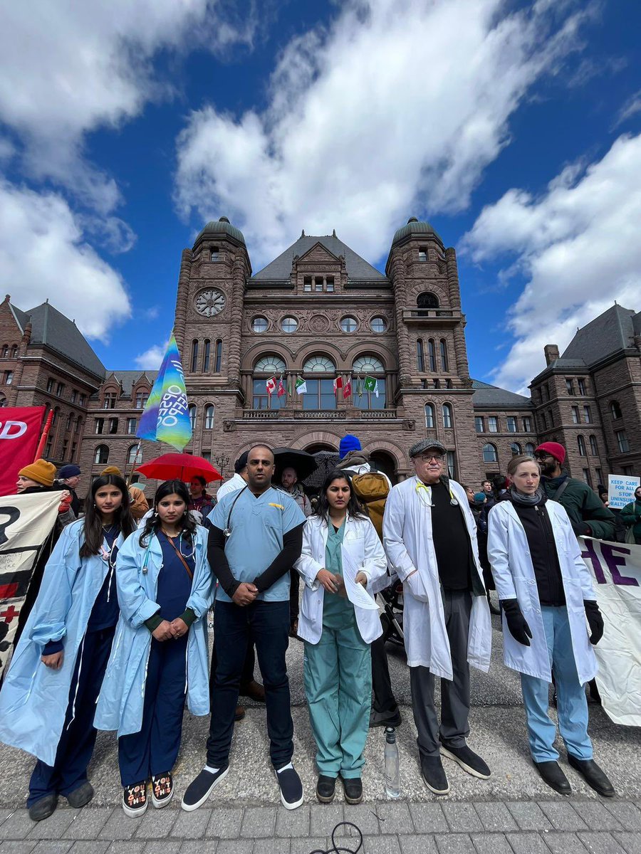 NaheedD's tweet photo. BREAKING: Hundreds of health workers &amp; organizations from ACROSS ONTARIO are at Queen’s Park right now to tell the Ontario government to immediately STOP their cruel cuts to healthcare for uninsured people...and ensure #Healthcare4all. ✊🏾 #onpoli #cdnpoli https://t.co/LZETiswMWp