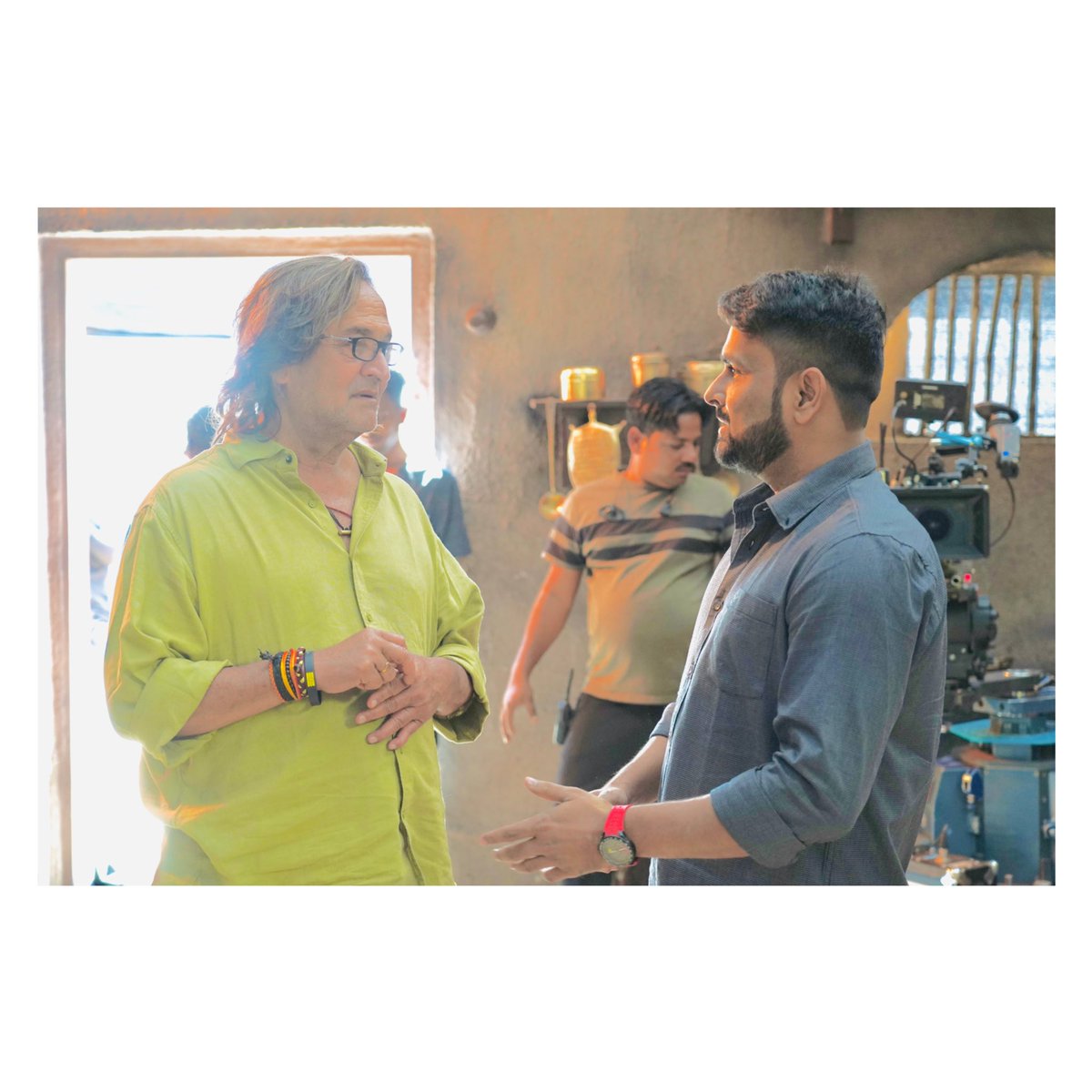 QureshiAyyub's tweet image. Nothing like the sync of the director and a producer. That's how the cinematic masterpieces are made 🌟

#veerdaudlesaat #VD7 #ontheset #akshaykumar #marathi #alhamdulillah #bollywood