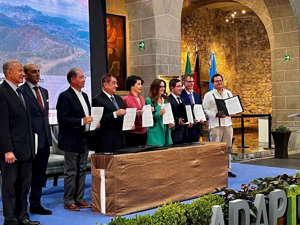 inecc_gob_mx's tweet photo. 📌Agustín Ávila de la Director de la #DGPAC de la @SEMARNAT_mx  y Encargado del Despacho de la D.G. del  #INECC, participó en el cierre del proyecto de #ADAPTUR, realizado en las instalaciones del @senadomexicano. 1/2 https://t.co/wrMZzyWgzL