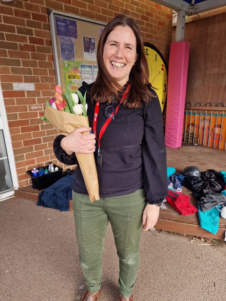 Roedd yn ddiwrnod trist yn YMB heddiw wrth i ni ffarwelio gyda Mrs Nia Davies a Mrs Laura Dobson - sy'n athrawes yn yr ysgol ers 17 o flynyddoedd! Pob lwc i'r ddwy - a phlîs dewch nôl i'n gweld ni'n fuan!