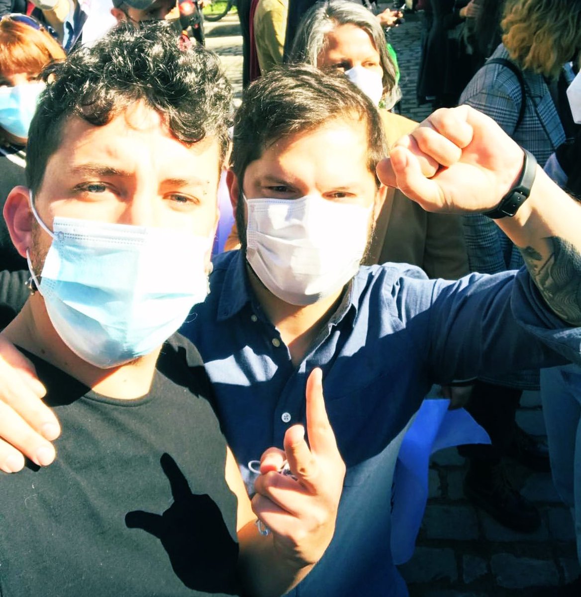 Tendencias__CL's tweet photo. 🔴 #URGENTE | VICENTE GUTIÉRREZ RENUNCIÓ A OBRAS PÚBLICAS: El cuñado de Giorgio Jackson decidió poner fin a su contrato en la Dirección de Obras Públicas luego de los escandalosos videos de tinte degenerado, filtrados el día de ayer. 

Noticia en desarrollo 🔸 https://t.co/pT5Hz5GB1c