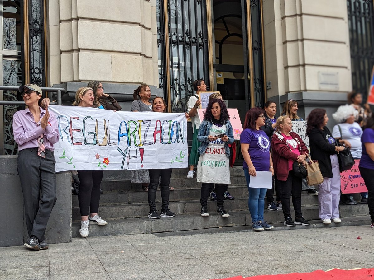 La asociación <a href="/THogarZaragoza/">THogar Zaragoza</a> cumple seis años y lo han celebrado este Día Internacional de las Trabajadoras del Hogar y los Cuidados con una concentración emocionante donde la rabia y la risa han sido las protagonistas arainfo.org/la-erradicacio…