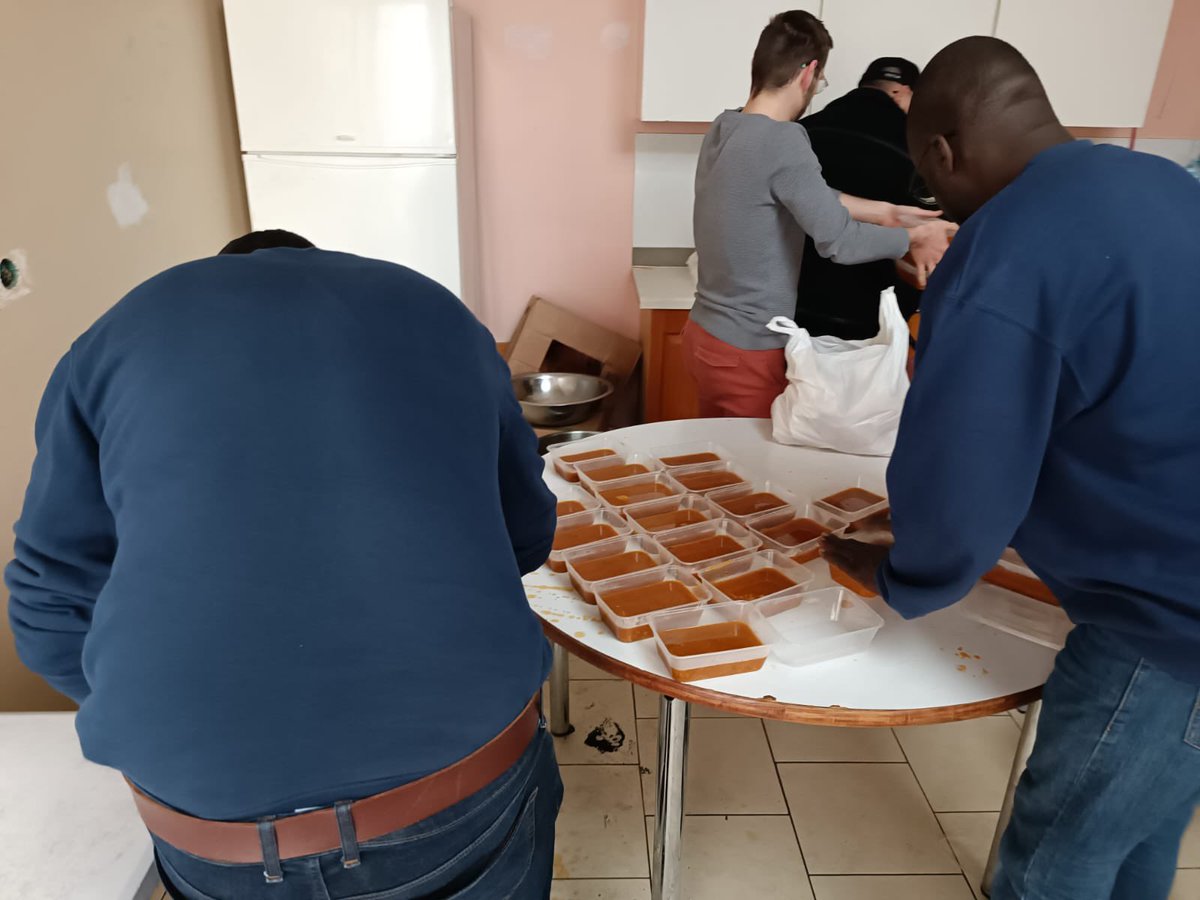 mosqueedeparis's tweet image. #LesRepasSolidaires de la Fédération de la Grande Mosquée de Paris.

Préparation des repas aux mosquées de #Gaillon, de #Montélimar et de #Montpellier, comme chaque soir et comme dans les 25 villes de notre opération.