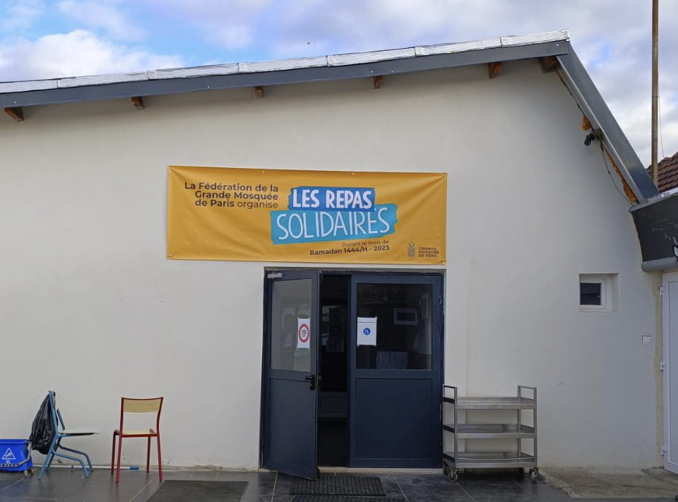 mosqueedeparis's tweet image. #LesRepasSolidaires de la Fédération de la Grande Mosquée de Paris.

Préparation des repas aux mosquées de #Gaillon, de #Montélimar et de #Montpellier, comme chaque soir et comme dans les 25 villes de notre opération.