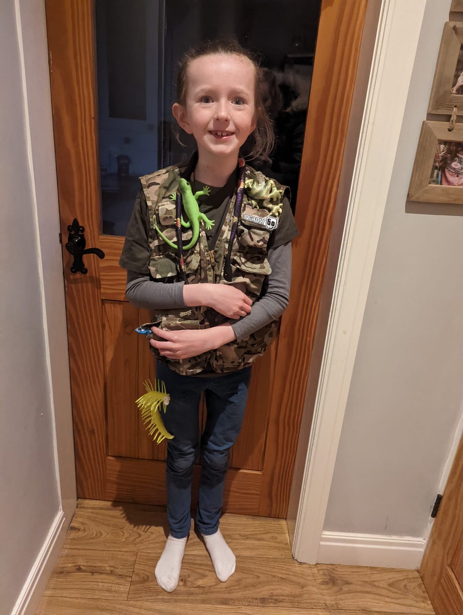 pdaveyelec's tweet image. My little girl had to dress up as her favourite celebrity at school today. And also decorate her easter egg as the same celebrity. @SteveBackshall,  meet Steve Eggshell #deadly60