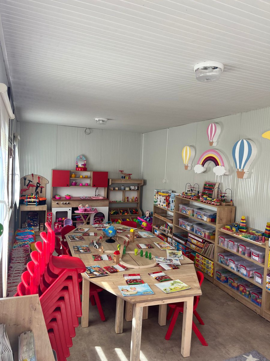 ✨Kaymakamlığımız koordinasyonunda müdürlüğümüz tarafından hazırlanan Anasınıfı, Halk Eğitim Merkezi etkinlik, DYK kursları ve dersliklerden oluşan toplamda  10 konteyner 5 tır ile Kahramanmaraş’a doğru yola çıktı. 🚛

<a href="/prof_mahmutozer/">Mahmut Özer</a> <a href="/abdullahkoklu/">Abdullah Köklü</a> <a href="/cepni6144/">M.Fatih Çepni</a>