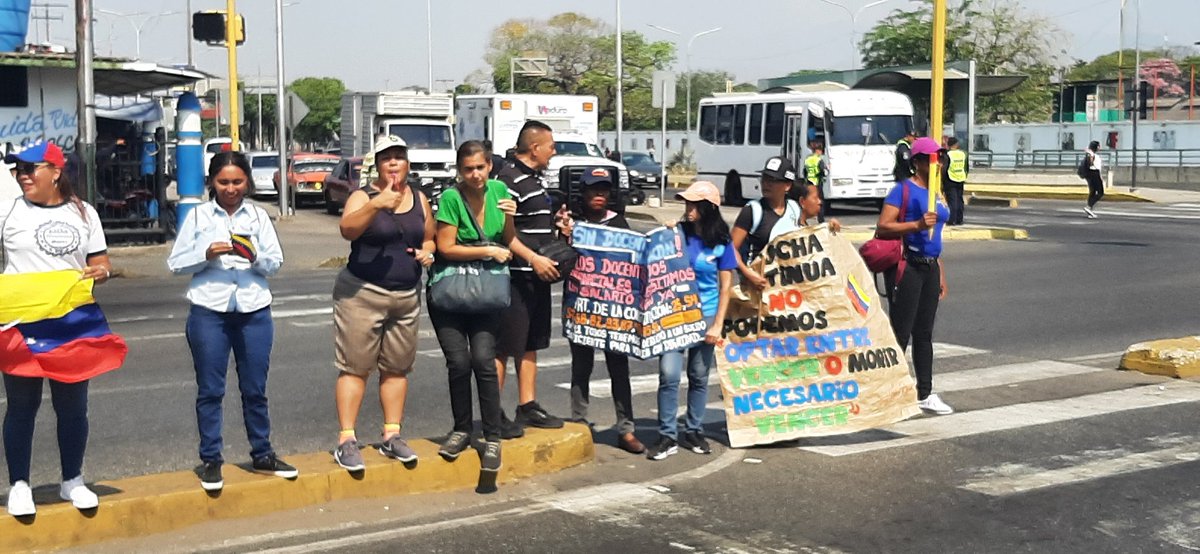 laea21's tweet photo. #30Marzo | GRAFITAZO y PANCARTAZO, de los Maestros de la Parroquia Joaquín Crespo exclamaron a viva voz , VAMOS RUMBO A LA HORA 0 DEL SECTOR EDUCATIVO

#30mar #30marzo #Maracay #aragua #magisterio #aragualucha 

@kurucuteando @elperiodiquito @elsiglocomv 
@aragualucha https://t.co/SDnRW2vHjD