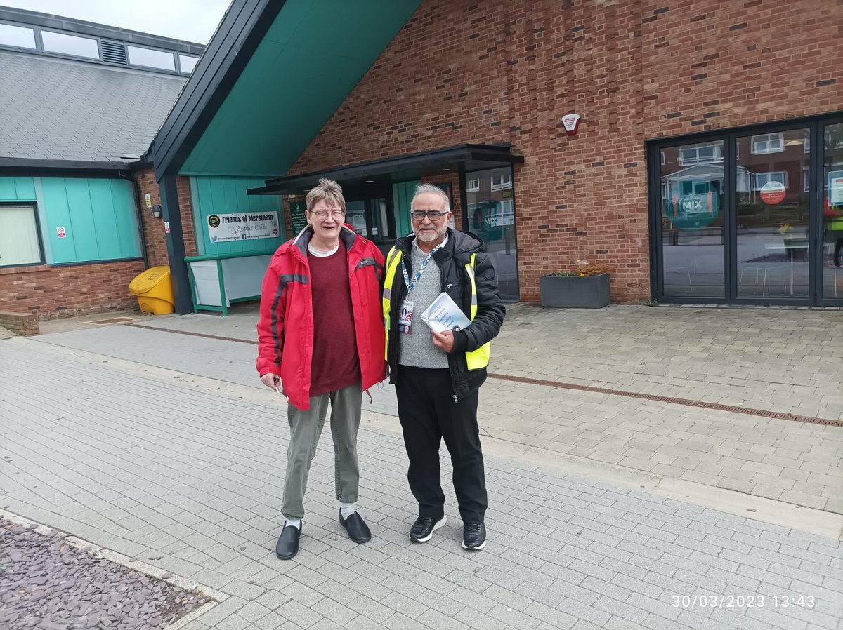 nr_amea's tweet photo. Muslim Elders from the Upper Mitcham Chapter of AMEA UK out today handing out leaflets and discussing the message of peace with locals in #Merstham
 #stopWW3
#Love4AllHatred4None
@charitywalk_uk 
@ukmuslims4peace
@Ansarullah_UK
#reigateandbanstead https://t.co/G7QXhSSgEY