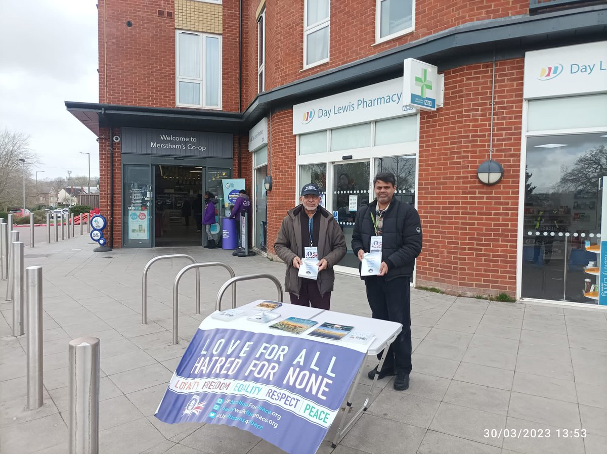 nr_amea's tweet photo. Muslim Elders from the Upper Mitcham Chapter of AMEA UK out today handing out leaflets and discussing the message of peace with locals in #Merstham
 #stopWW3
#Love4AllHatred4None
@charitywalk_uk 
@ukmuslims4peace
@Ansarullah_UK
#reigateandbanstead https://t.co/G7QXhSSgEY
