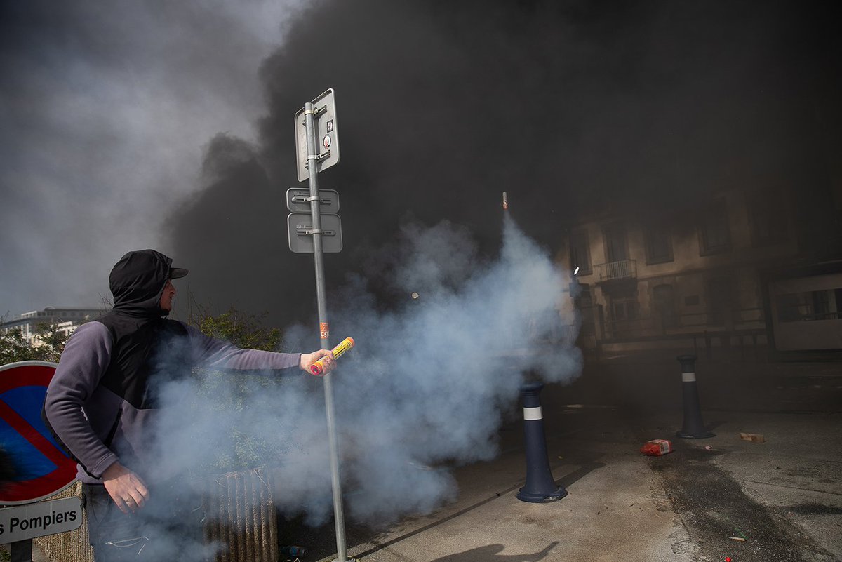VincentFeuray's tweet photo. #Brest 30/03/23
Opération #PortMort
#PlanDeSortieDeLaFlotte normes européennes, pression des ong, prix des carburants, la filière #pêche subit une crise sans précédent Plus de 500 #pêcheurs laissent entendre leur colère au port de Brest
@StudioHansLucas
#BZH #Finistère #Bretagne https://t.co/ajKOZ4PsFS