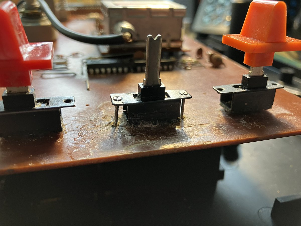 DeadFleshRetro's tweet photo. This is quite possibly the worst bodge I’ve ever inflicted on an old console… 😬🤷‍♂️🔧🪛🔨 https://t.co/zKjdMdhc7g